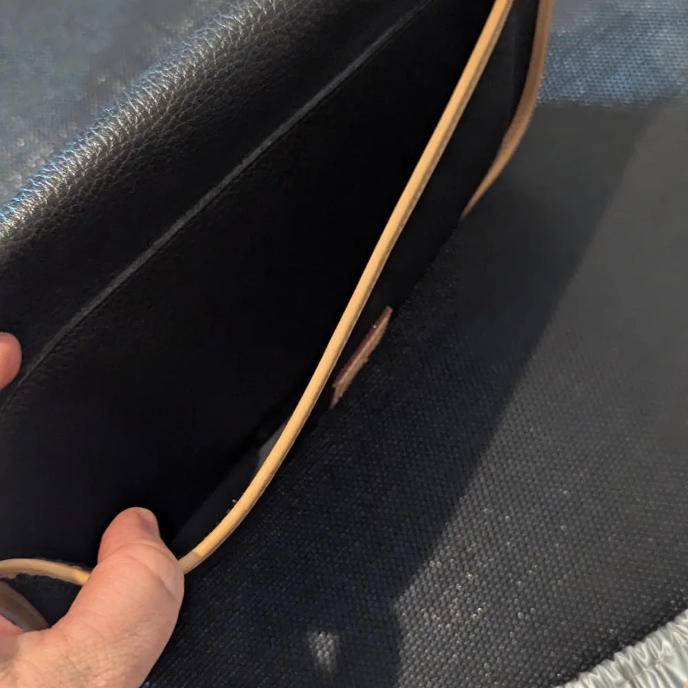 Dooney & Bourke Classic Black and Tan shoulder Bag Vintage - Picture 7 of 9